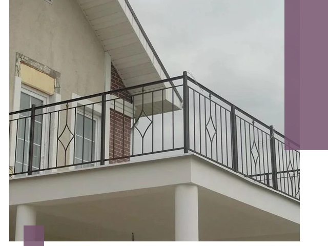 Изготовление балконных ограждений в Чистополе из металла и стекла